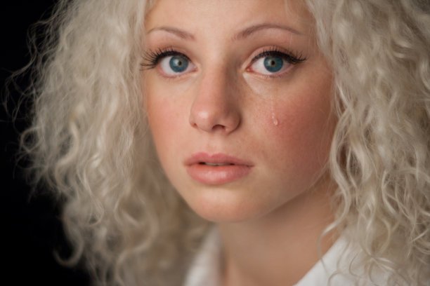 金发女孩哭图片下载