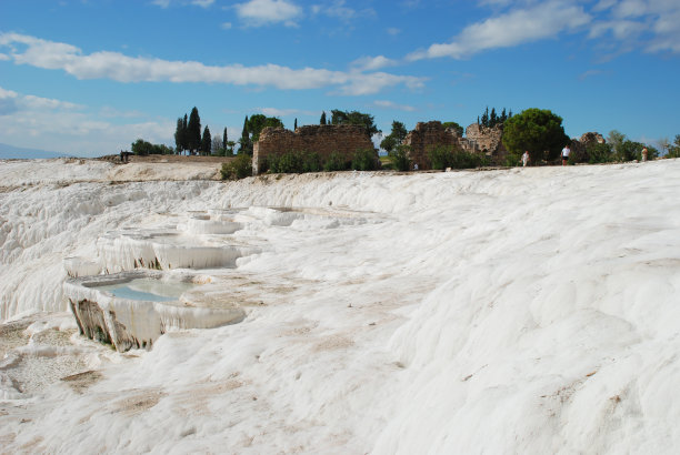 石灰华和古董建筑图片下载