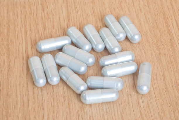 胶囊在木图片下载