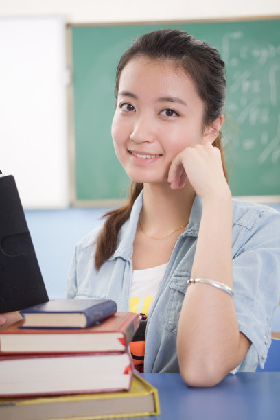 年轻大学生的肖像图片下载