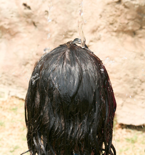 女孩的洗礼图片下载