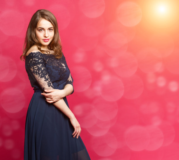 美丽的女孩在浪漫的背景图片下载