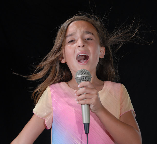 年轻歌手19图片下载