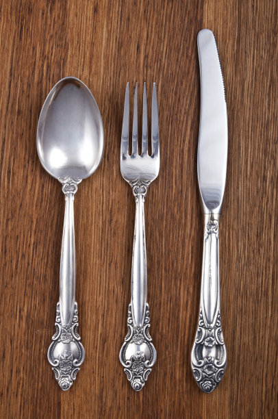 木制背景上的复古餐具图片下载