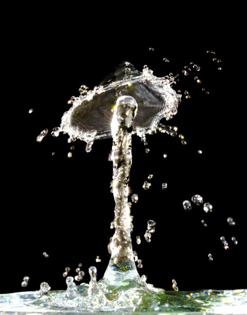 彩色液体飞溅，黑色背景隔离图片下载