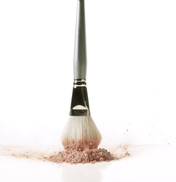 用刷子刷妆。图片下载