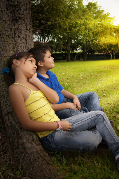 孩子们在日落时分图片下载