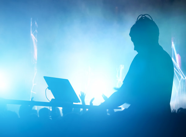 俱乐部，迪斯科的DJ播放和混合音乐的人。夜生活图片下载