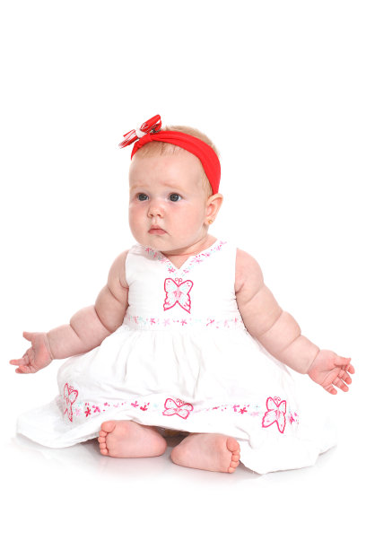 可爱的小女孩坐着图片下载