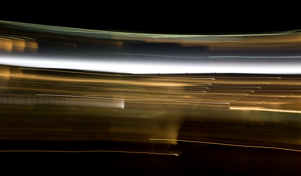 夜色以城市为背景。照片在运动图片下载