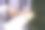 女孩的手拿着笔记本，将标本附在她的植物标本室的细节。图片下载