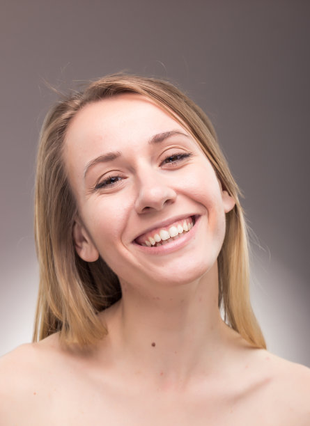 一个年轻的女人，赤膊，头和肩膀，射击，快乐的微笑图片下载