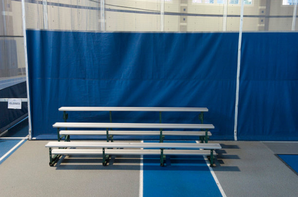 空椅子和桌子图片下载