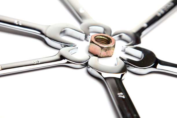 套在螺栓上的一套扳手图片下载