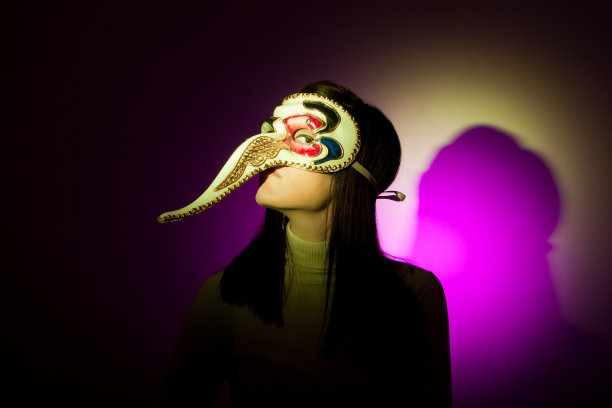 戴着大鼻子面具的女孩(左)图片下载