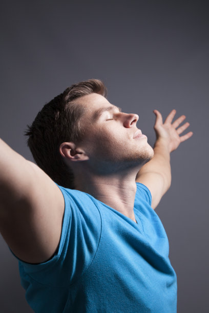 手臂伸直的男人图片下载