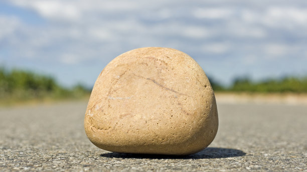 石头在路上，在农村。图片下载