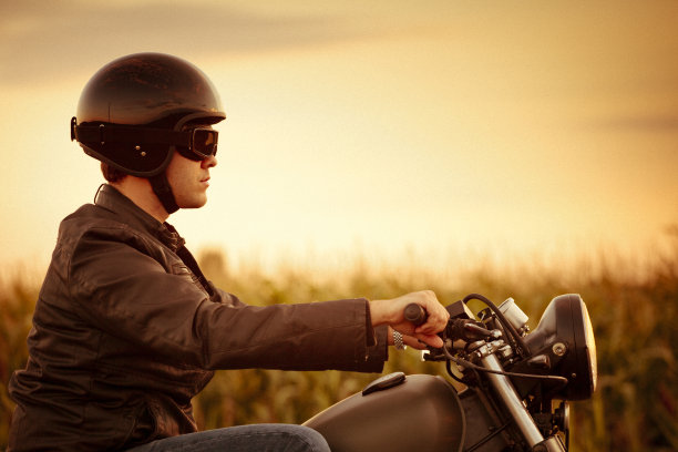 骑在夕阳下图片下载