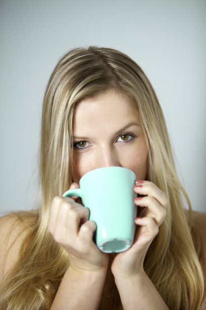 女孩喝咖啡图片下载