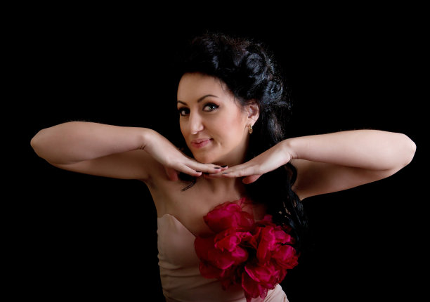 年轻美丽的黑发女子肖像图片下载