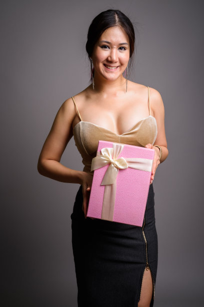 室内亚洲女人的肖像图片下载