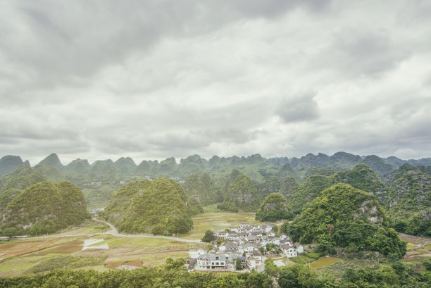 万峰林农村地区，喀斯特地貌，靠近黔西南市，中国贵州省图片下载