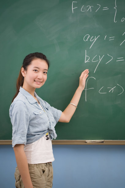 微笑的老师在黑板前图片下载