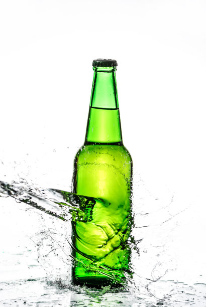 带有水溅的啤酒瓶图片下载