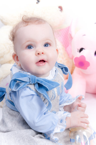 幸福美丽的金发碧眼宝宝图片下载