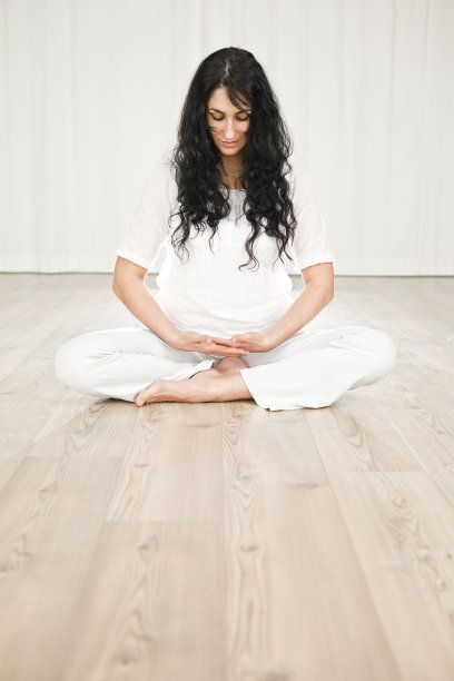 女人练习瑜伽图片下载