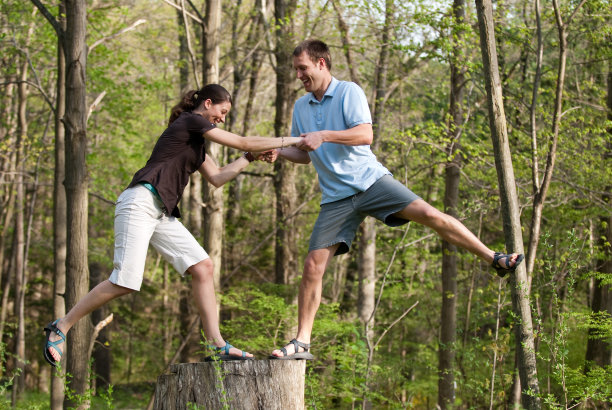 一对情侣在树林里玩耍图片下载