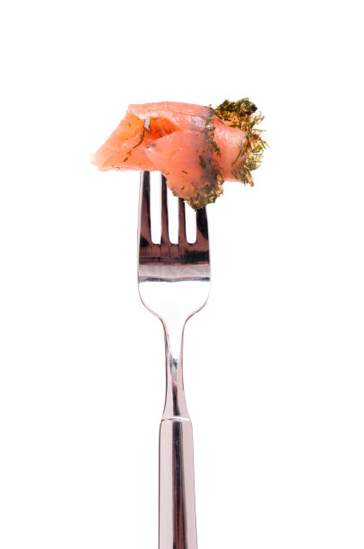 用叉子叉着莳萝的三文鱼图片下载