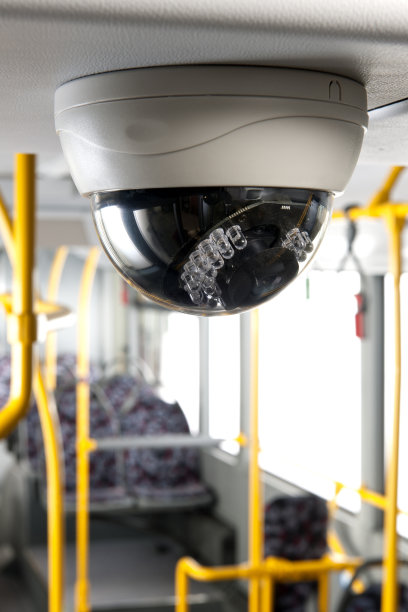 黑色天花板上安装的安全摄像头的特写图片下载