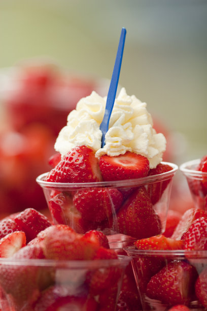 新鲜草莓和奶油图片下载