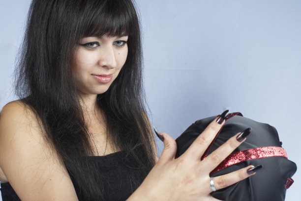 年轻的女巫图片下载