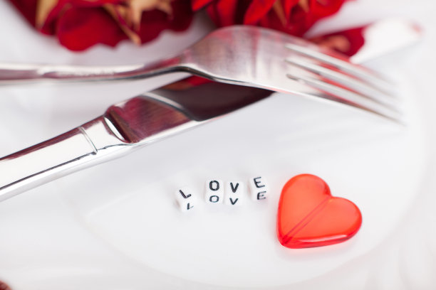 浪漫晚餐。为情人节做准备。图片下载