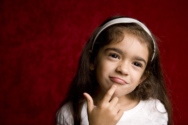 年轻的西班牙女学生思考的特写图片下载