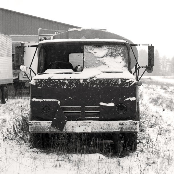 暴风雪中被遗弃的卡车图片下载