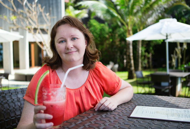 快乐的女人享受她的新鲜西瓜汁在热带resso图片下载