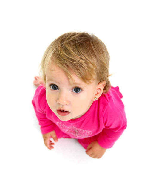 一个坐着的小女孩的肖像图片下载