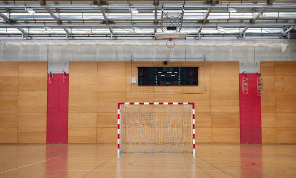 金属屋顶体育馆里的足球球门图片下载