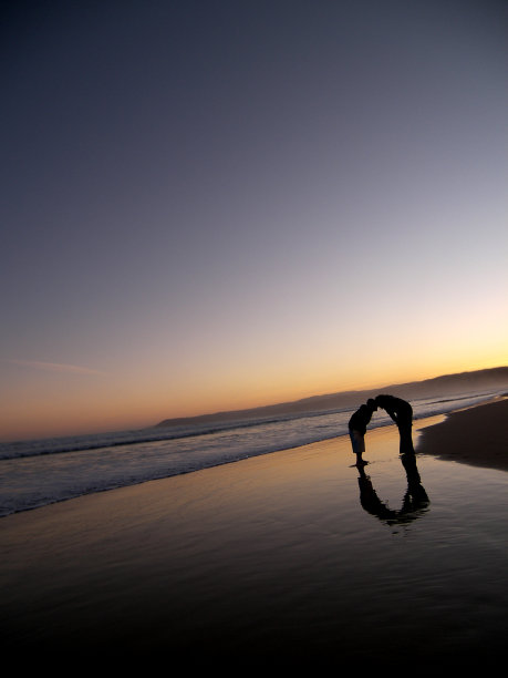 沙滩上的浪漫恋人图片下载