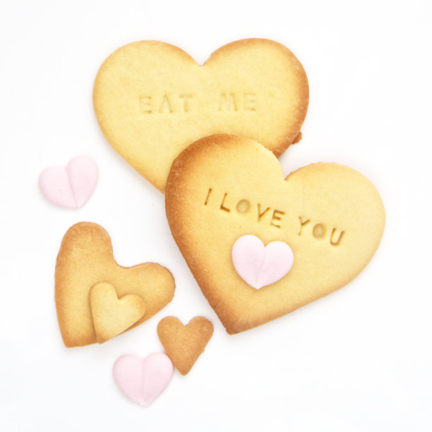 家里烤的心形饼干，上面印着凸版文字图片下载