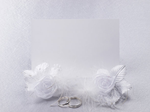 卡片上印着银色的结婚戒指图片下载