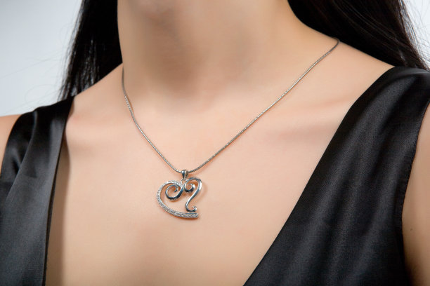 钻石和银心吊坠鍊与女人图片下载