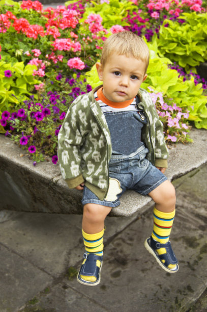 宝贝在花园里图片下载