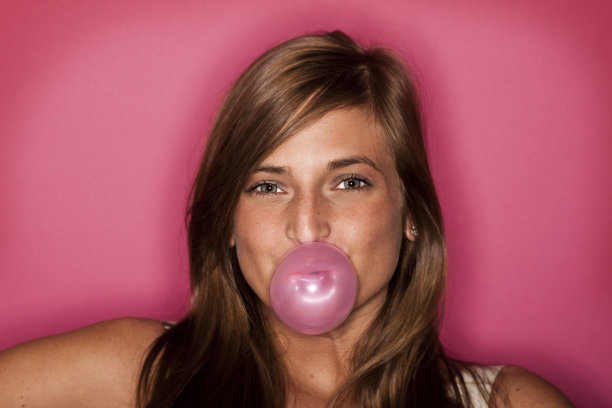 粉红色泡沫的女孩图片下载