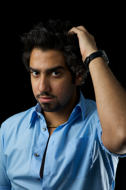 看着镜头的英俊男人图片下载