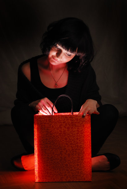 女人寻找闪亮的礼物图片下载
