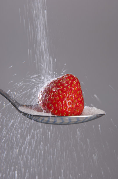 糖滴在草莓上图片下载